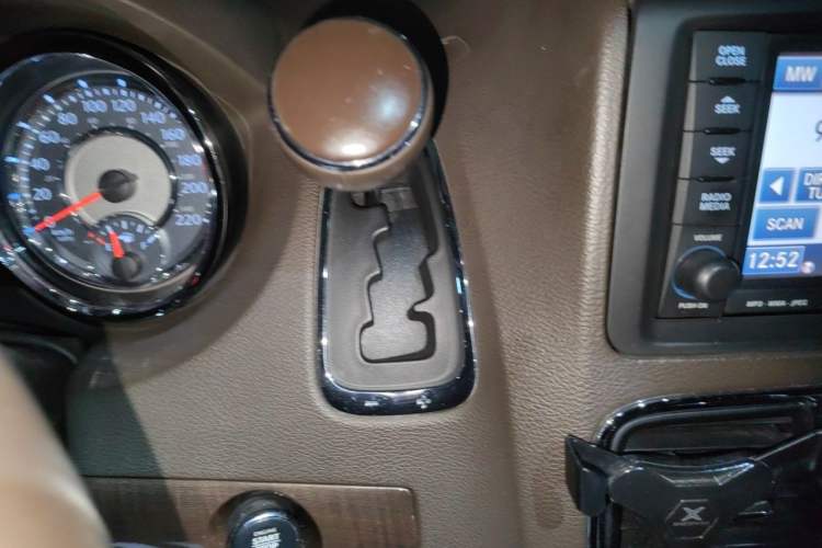 Used Chrysler Grand Voyager 2013 3.6L Luxury Edition Gear Lever