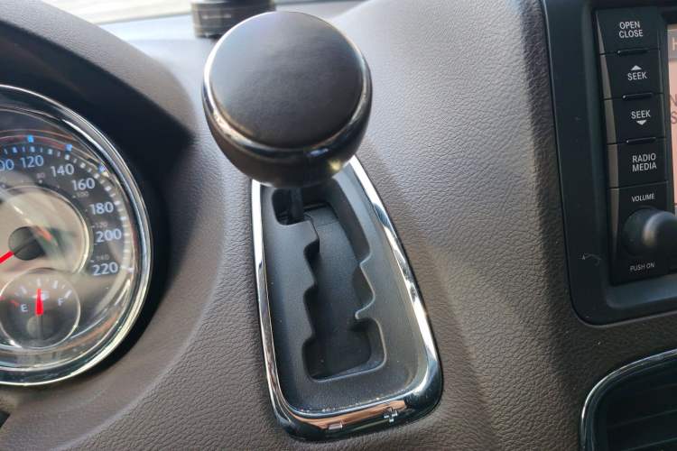 Used Chrysler Grand Voyager 2013 3.6L Luxury Edition Gear Lever