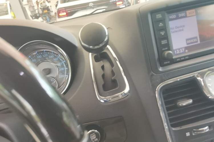 Used Chrysler Grand Voyager 2013 3.6L Luxury Edition Gear Lever