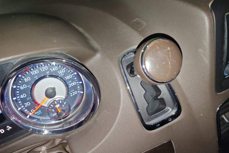 Used Chrysler Grand Voyager 2013 3.6L Luxury Edition Gear Lever