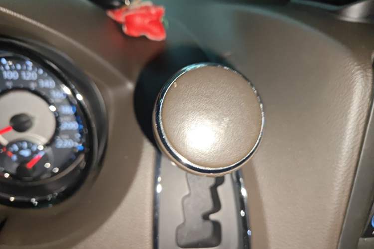 Used Chrysler Grand Voyager 2013 3.6L Luxury Edition Gear Lever