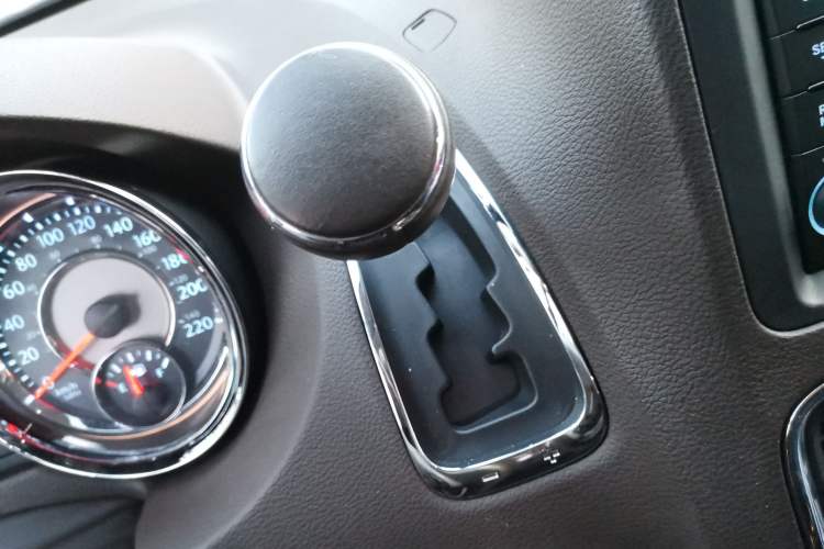 Used Chrysler Grand Voyager 2013 3.6L Luxury Edition Gear Lever