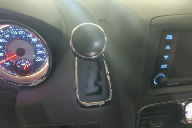 Used Chrysler Grand Voyager 2013 3.6L Luxury Edition Gear Lever