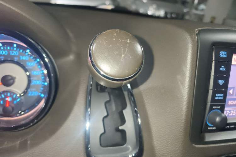 Used Chrysler Grand Voyager 2013 3.6L Luxury Edition Gear Lever