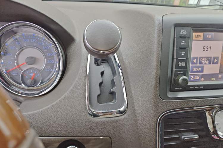 Used Chrysler Grand Voyager 2013 3.6L Luxury Edition Gear Lever
