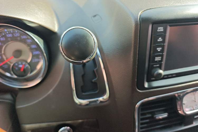 Used Chrysler Grand Voyager 2013 3.6L Luxury Edition Gear Lever