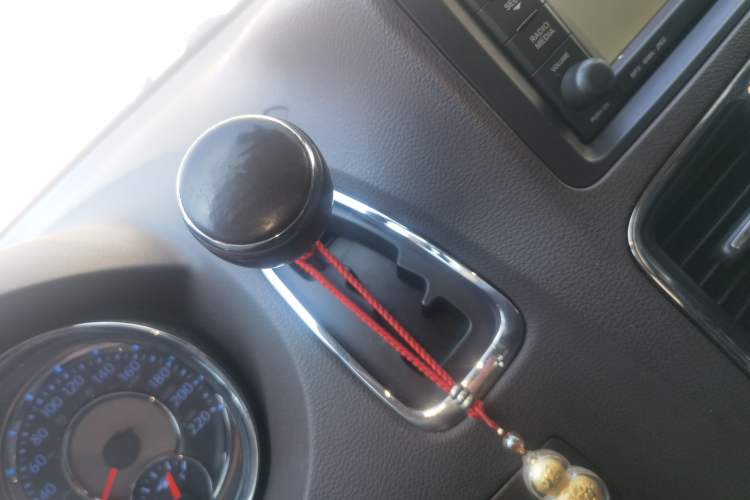 Used Chrysler Grand Voyager 2013 3.6L Luxury Edition Gear Lever
