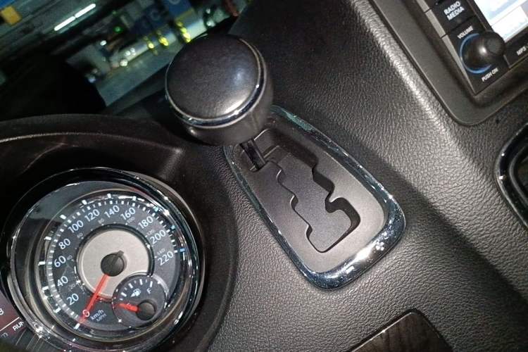 Used Chrysler Grand Voyager 2013 3.6L Luxury Edition Gear Lever