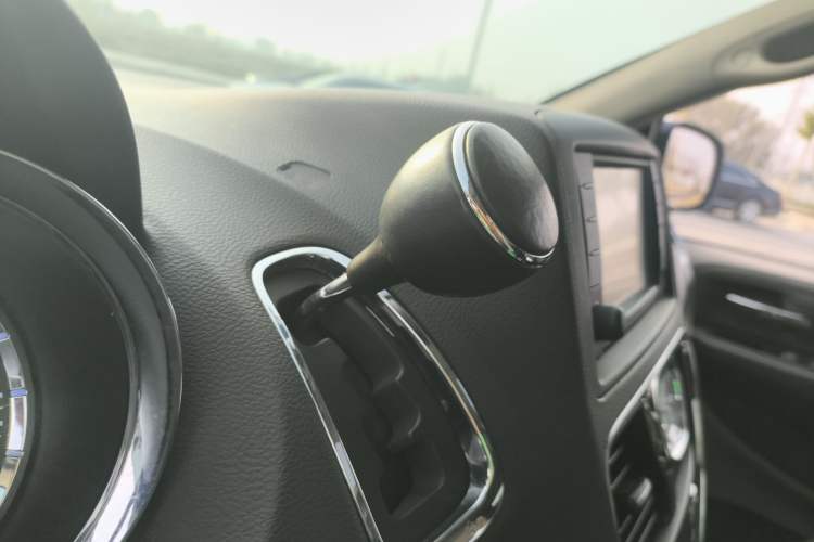 Used Chrysler Grand Voyager 2013 3.6L Luxury Edition Gear Lever