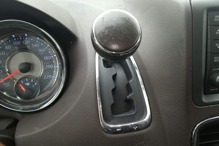 Used Chrysler Grand Voyager 2013 3.6L Luxury Edition Gear Lever