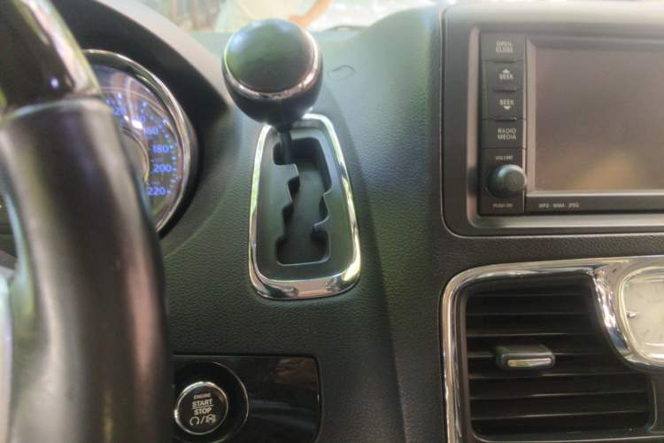 Used Chrysler Grand Voyager 2013 3.6L Luxury Edition Gear Lever