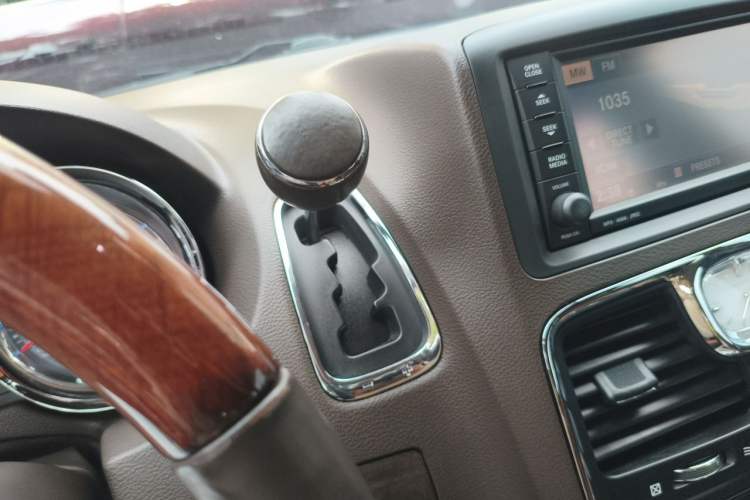 Used Chrysler Grand Voyager 2013 3.6L Luxury Edition Gear Lever