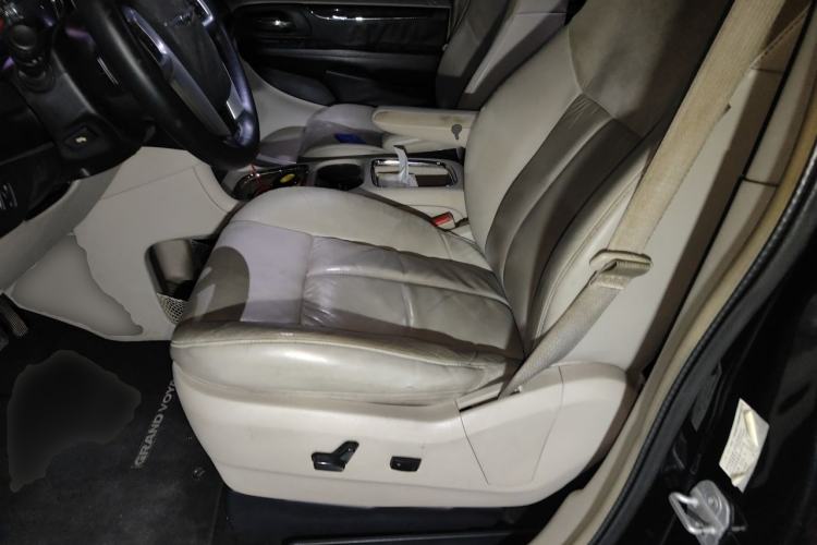 Used Chrysler Grand Voyager 2013 3.6L Luxury Edition Left Front Seat