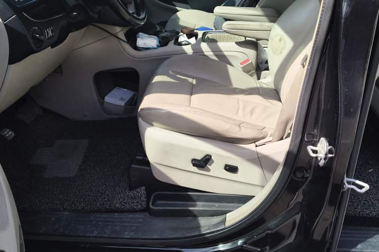 Used Chrysler Grand Voyager 2013 3.6L Luxury Edition Left Front Seat