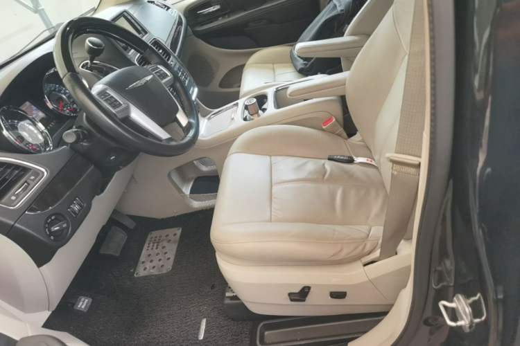 Used Chrysler Grand Voyager 2013 3.6L Luxury Edition Left Front Seat