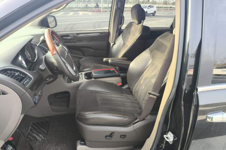Used Chrysler Grand Voyager 2013 3.6L Luxury Edition Left Front Seat