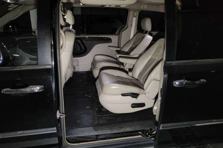 Used Chrysler Grand Voyager 2013 3.6L Luxury Edition Left Rear Seat