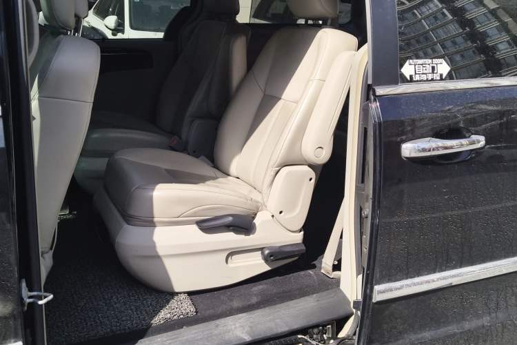 Used Chrysler Grand Voyager 2013 3.6L Luxury Edition Left Rear Seat