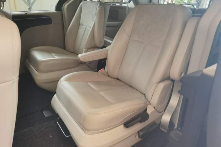 Used Chrysler Grand Voyager 2013 3.6L Luxury Edition Left Rear Seat