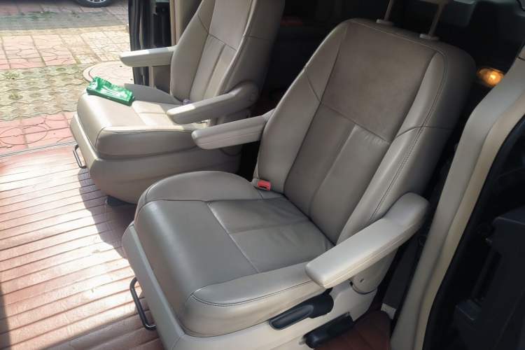 Used Chrysler Grand Voyager 2013 3.6L Luxury Edition Left Rear Seat