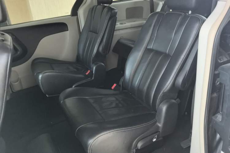 Used Chrysler Grand Voyager  Left Rear Seat