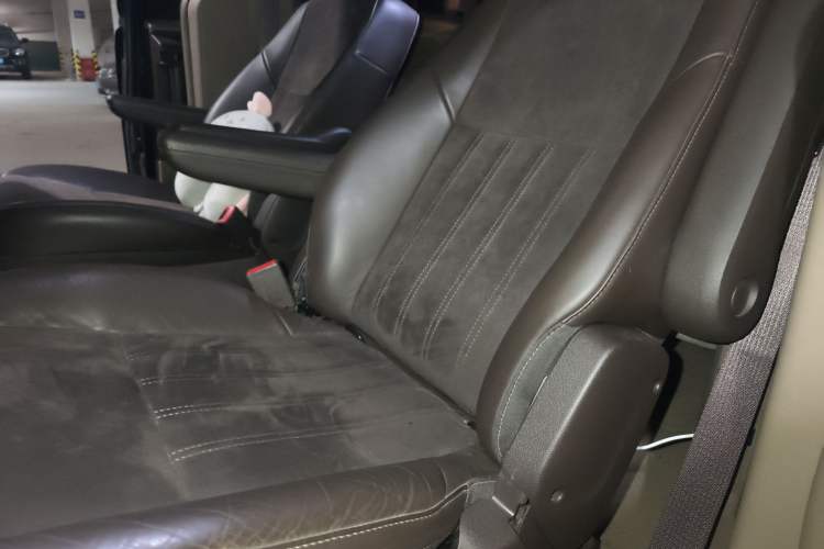 Used Chrysler Grand Voyager 2013 3.6L Luxury Edition Left Rear Seat