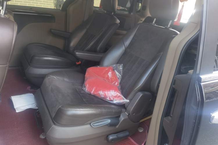 Used Chrysler Grand Voyager 2013 3.6L Luxury Edition Left Rear Seat