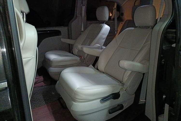 Used Chrysler Grand Voyager 2013 3.6L Luxury Edition Left Rear Seat
