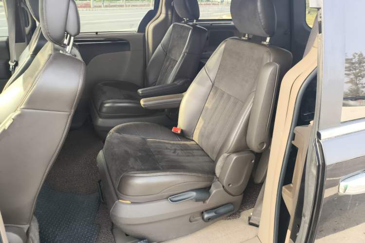 Used Chrysler Grand Voyager 2013 3.6L Luxury Edition Left Rear Seat