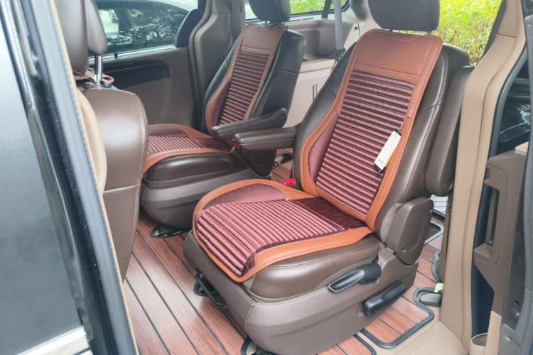 Used Chrysler Grand Voyager 2013 3.6L Luxury Edition Left Rear Seat
