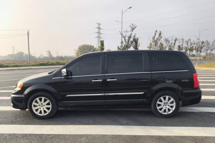 Used Chrysler Grand Voyager 2013 3.6L Luxury Edition Left Side