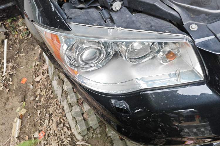 Used Chrysler Grand Voyager 2013 3.6L Luxury Edition Right Front Headlight