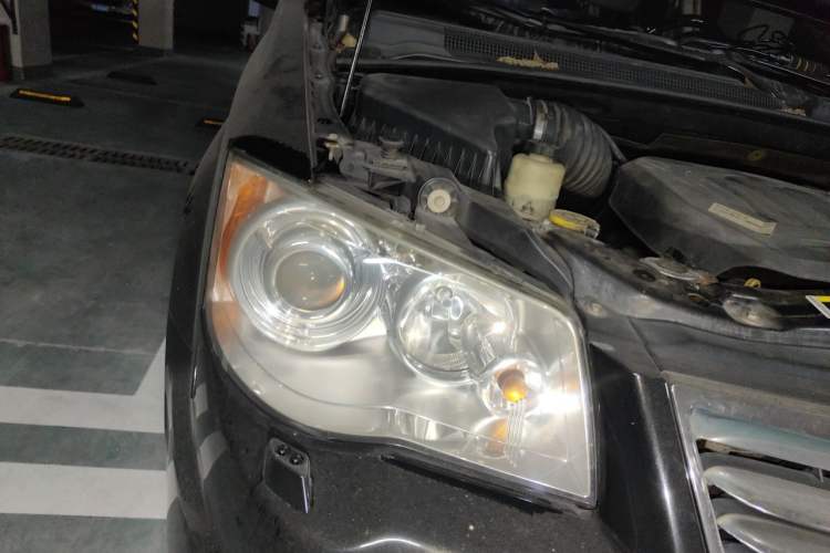 Used Chrysler Grand Voyager 2013 3.6L Luxury Edition Right Front Headlight