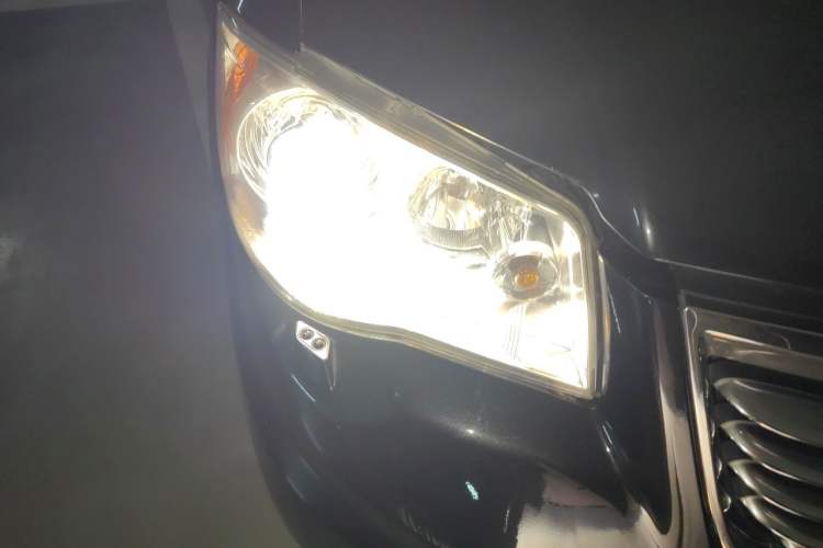 Used Chrysler Grand Voyager 2013 3.6L Luxury Edition Right Front Headlight