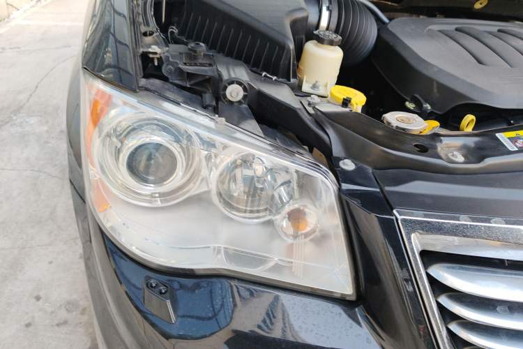 Used Chrysler Grand Voyager 2013 3.6L Luxury Edition Right Front Headlight