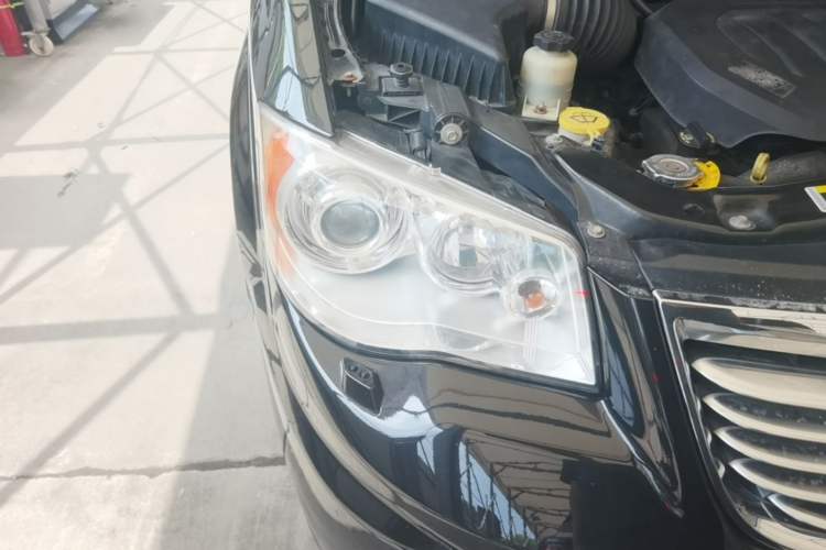 Used Chrysler Grand Voyager 2013 3.6L Luxury Edition Right Front Headlight