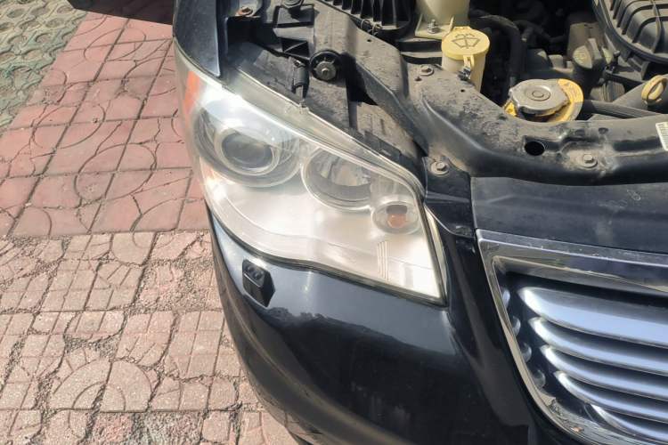 Used Chrysler Grand Voyager 2013 3.6L Luxury Edition Right Front Headlight