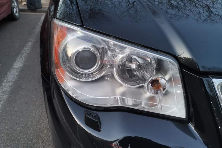 Used Chrysler Grand Voyager 2013 3.6L Luxury Edition Right Front Headlight