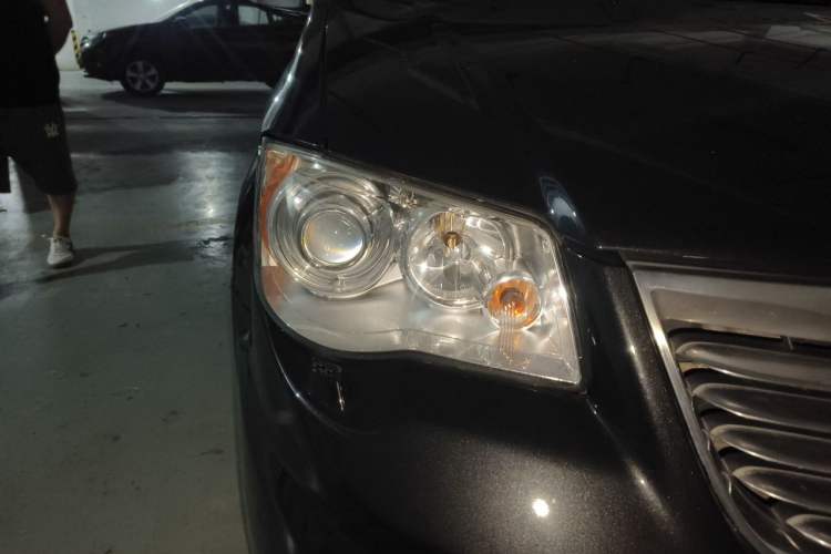 Used Chrysler Grand Voyager 2013 3.6L Luxury Edition Right Front Headlight