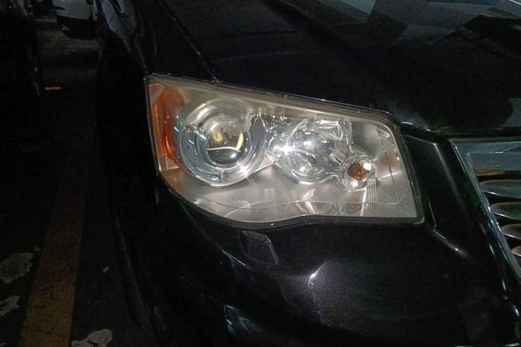 Used Chrysler Grand Voyager 2013 3.6L Luxury Edition Right Front Headlight