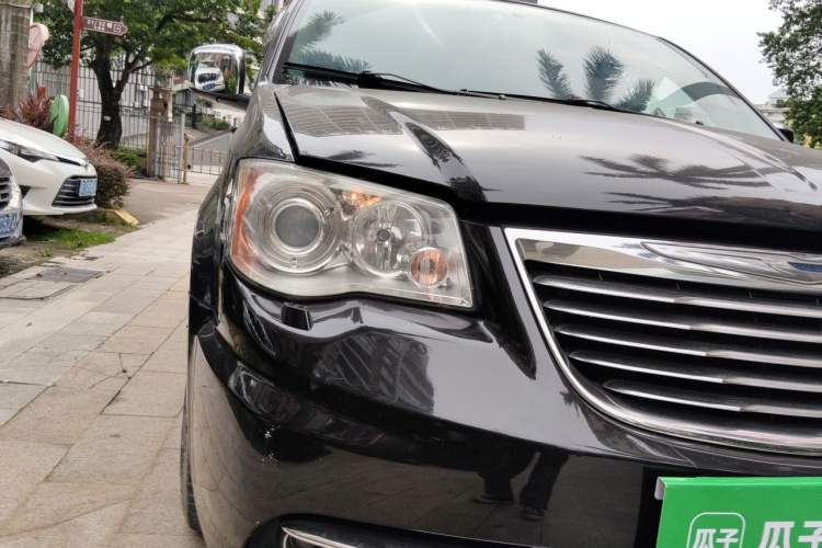 Used Chrysler Grand Voyager 2013 3.6L Luxury Edition Right Front Headlight