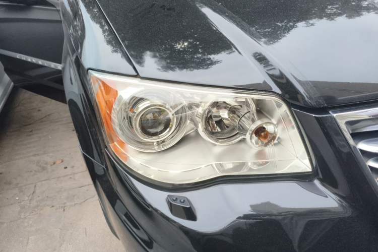 Used Chrysler Grand Voyager 2013 3.6L Luxury Edition Right Front Headlight