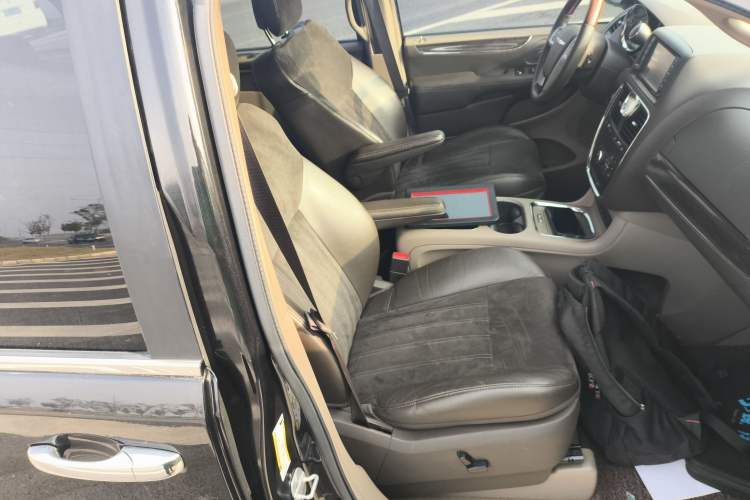 Used Chrysler Grand Voyager 2013 3.6L Luxury Edition Right Front Seat