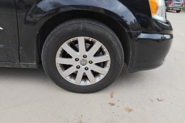 Used Chrysler Grand Voyager 2013 3.6L Luxury Edition Right Front Wheel Hub