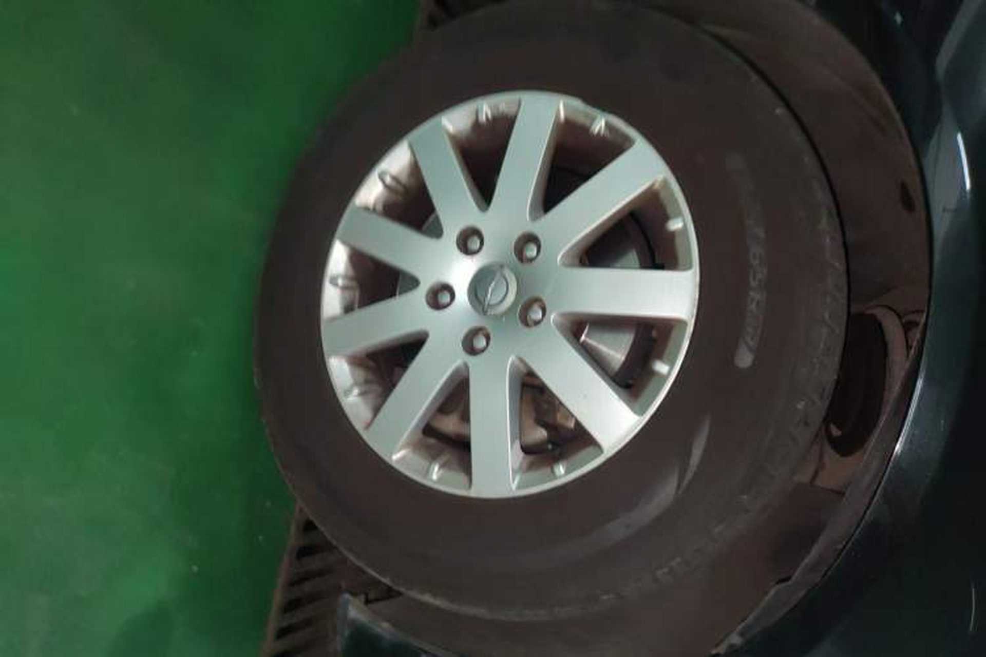 Used Chrysler Grand Voyager 2013 3.6L Luxury Edition Right Front Wheel Hub