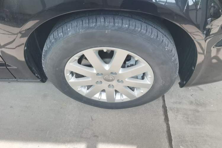 Used Chrysler Grand Voyager 2013 3.6L Luxury Edition Right Front Wheel Hub