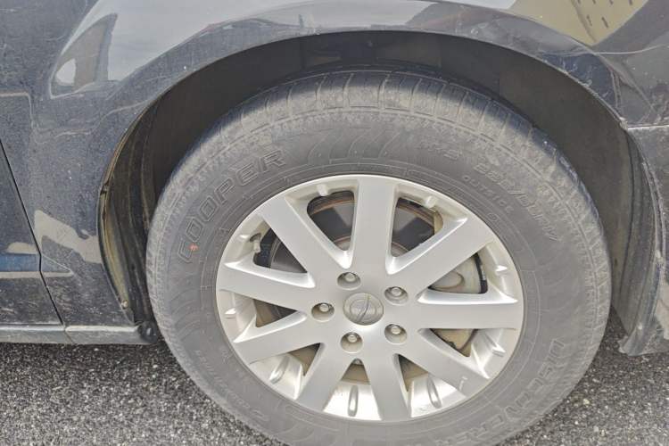 Used Chrysler Grand Voyager 2013 3.6L Luxury Edition Right Front Wheel Hub