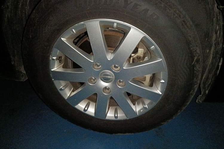 Used Chrysler Grand Voyager 2013 3.6L Luxury Edition Right Front Wheel Hub