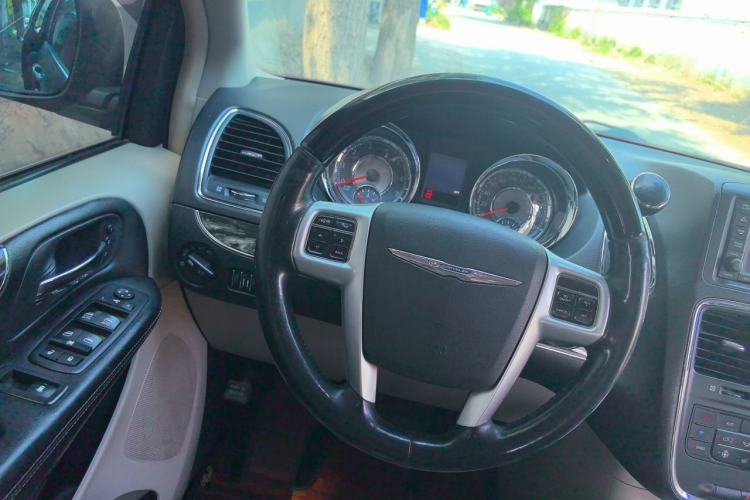 Used Chrysler Grand Voyager 2013 3.6L Luxury Edition Steering Wheel