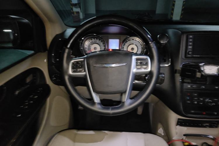 Used Chrysler Grand Voyager 2013 3.6L Luxury Edition Steering Wheel